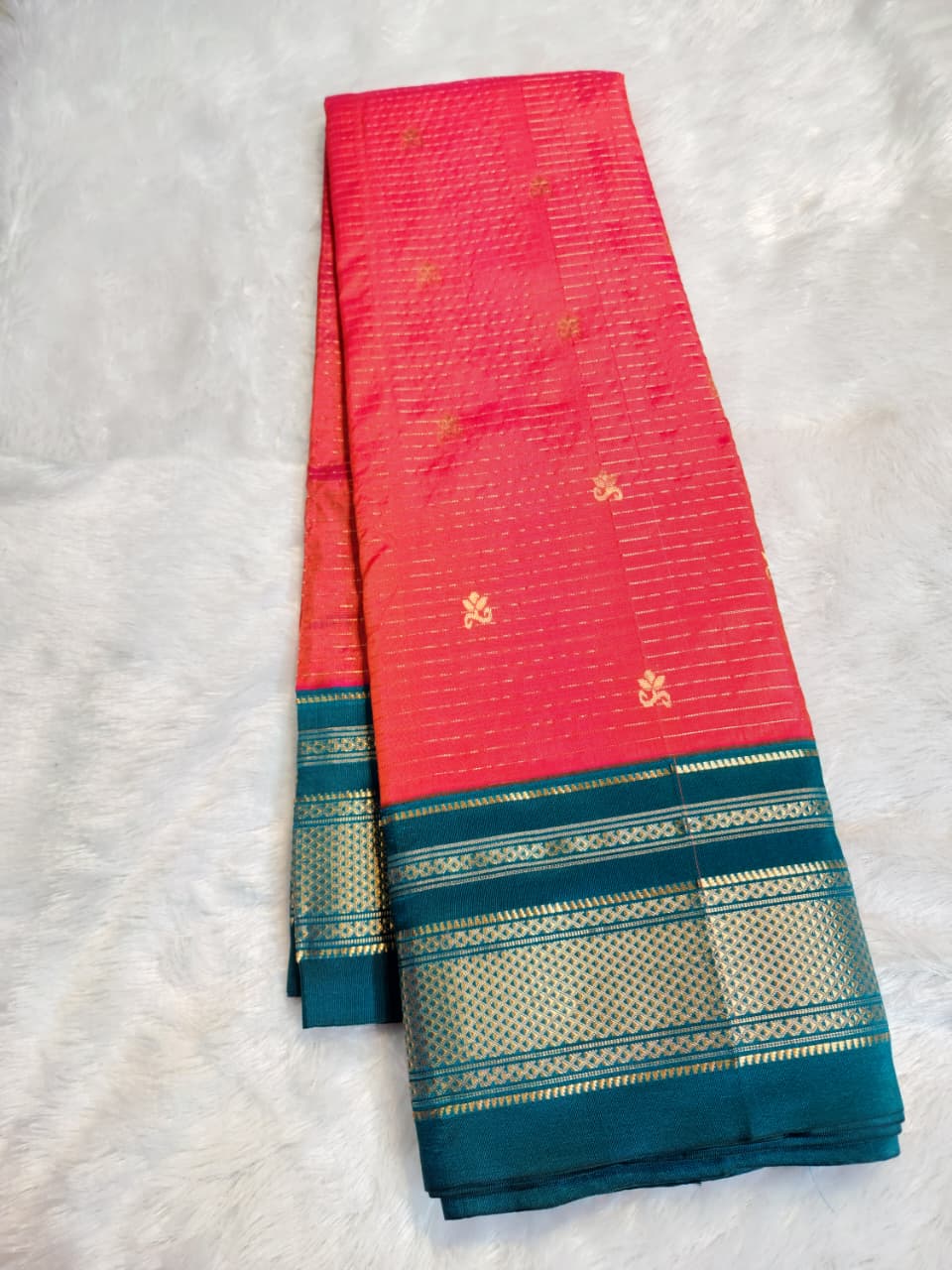 Red Teal Ilkal Silk Saree – small necklace lines butta