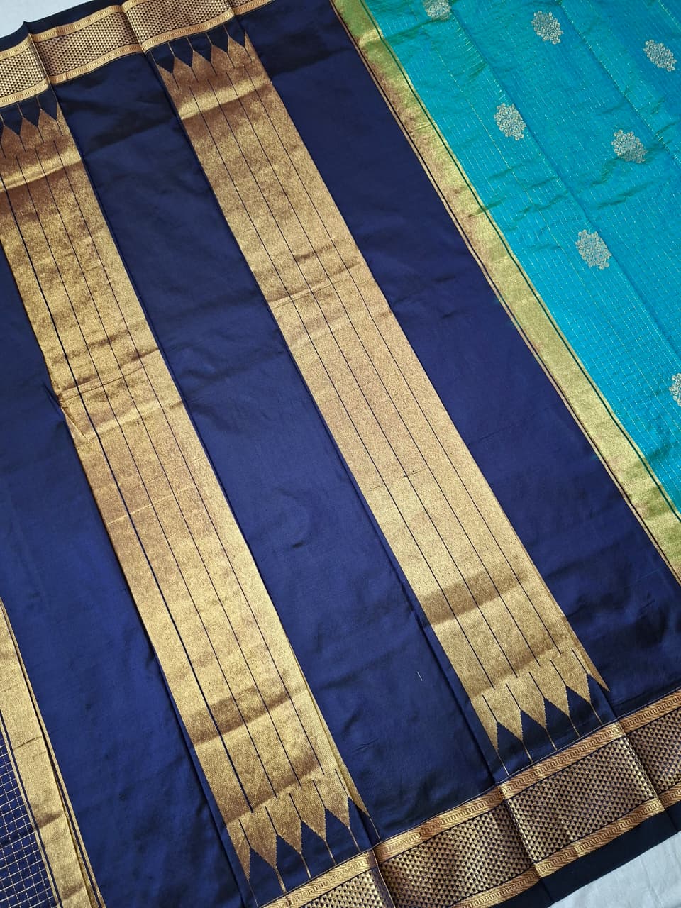 Blue-Navyblue Ilkal Gadwal Pure Silk Saree- Malabar edition with butta