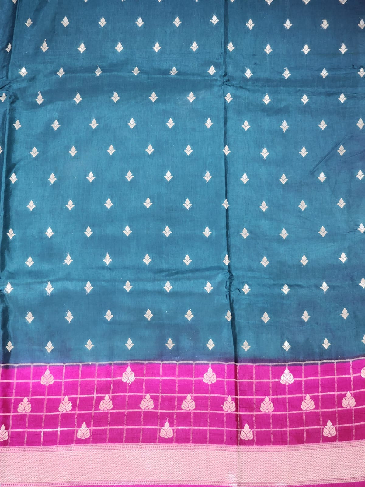 Elegant Dual-Tone Banaras Silk Saree in Green and Pink with Checked Zari Pallu